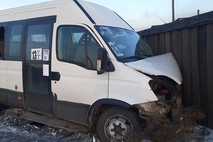 Больше 10 детей пострадали при столкновении микроавтобуса с автомобилем в Туве
