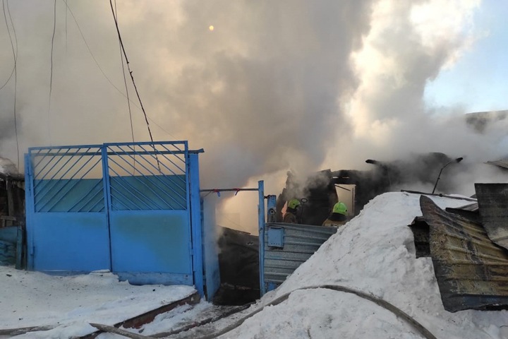 Тела детей нашли под завалами сгоревшего дома в Новосибирске