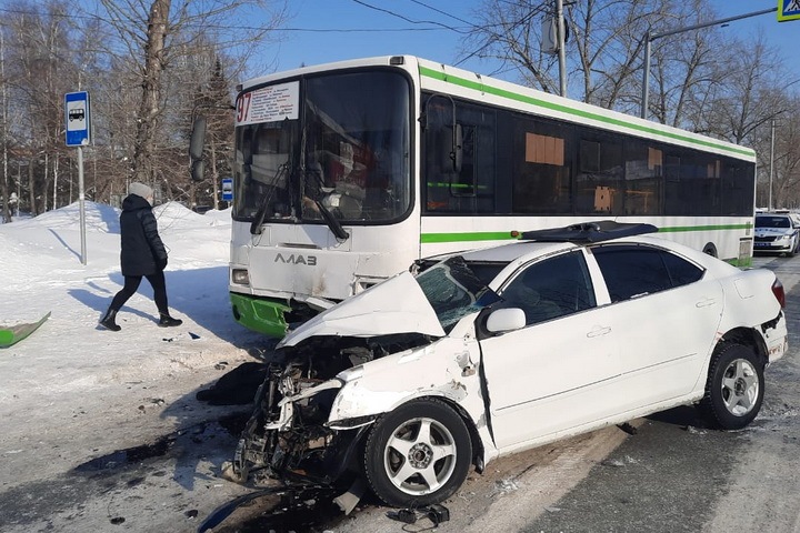Водитель «Тойоты» погиб в ДТП с автобусом в Новосибирске