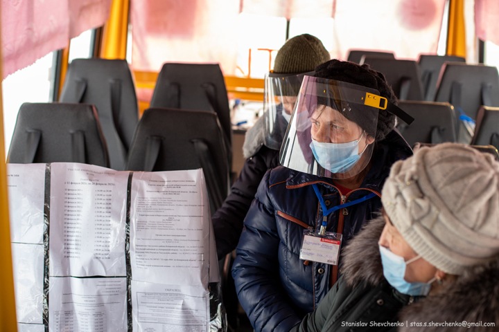 Единороссам отдали победу на муниципальных выборах в Кузбассе после голосования в автобусе