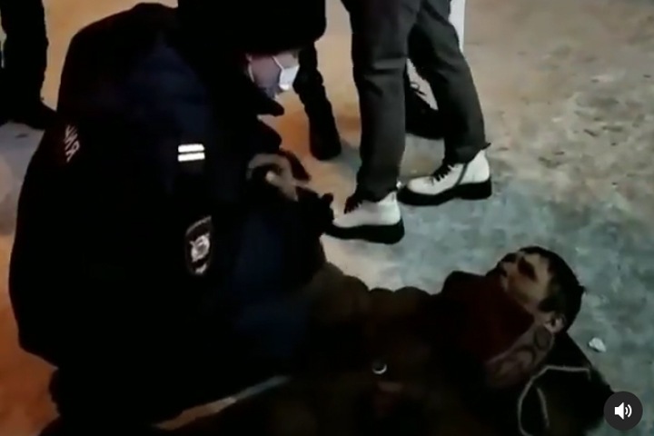 Бездомного мужчину выкинули вниз головой из ТРК в Бурятии