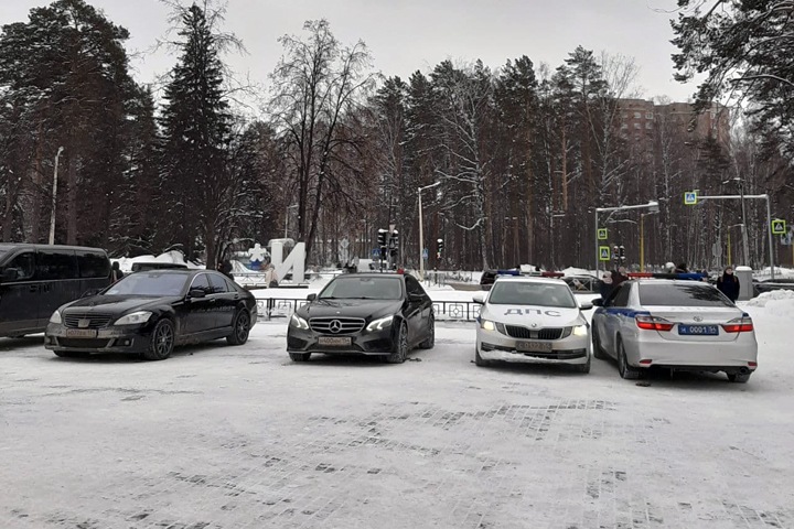 Машины силовиков и чиновников припарковали в пешеходной зоне НГУ перед приездом Мишустина