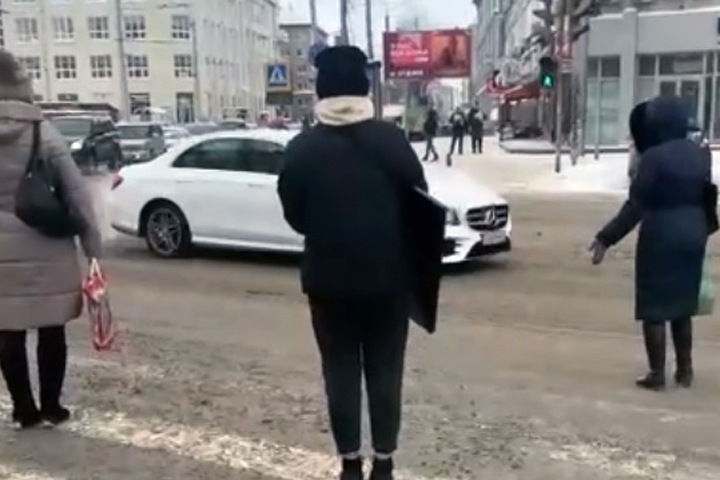 Кортеж с ГИБДД помешал жителям пройти на зеленый свет в центре Новосибирска