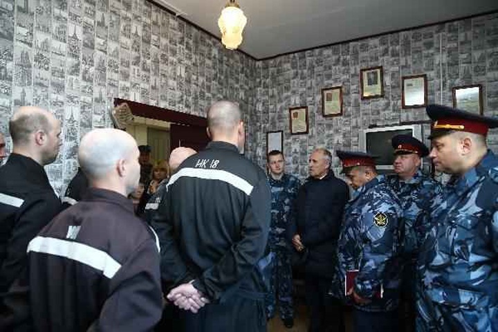 Новосибирским осужденным разрешили не держать руки за спиной