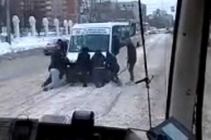 Пассажиры толкали застрявшую на путях маршрутку в Новосибирске