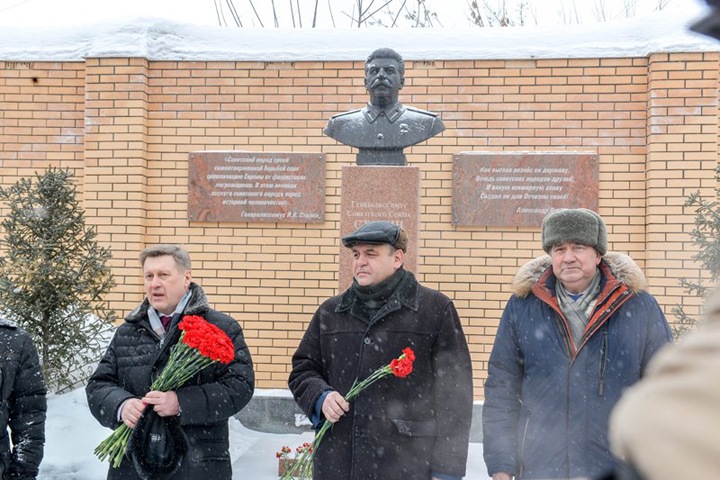 Локоть возложил цветы к бюсту Сталина в годовщину его смерти