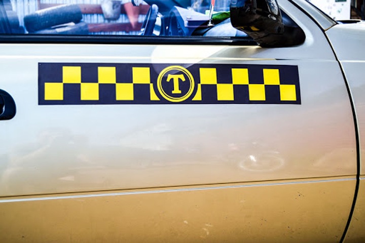Таксист в Иркутске зажал руку полицейского стеклом и заставил бежать за машиной
