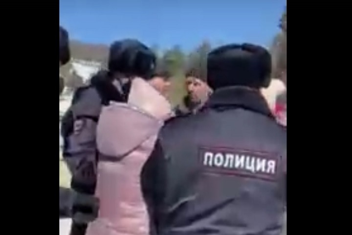 Полиция задержала протестовавшую против сжигания свиней жительницу Забайкалья