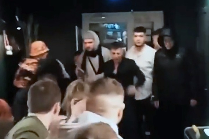 Пострадавшая рассказала подробности нападения толпы мужчин на гостей тату-вечеринки в центре Новосибирска