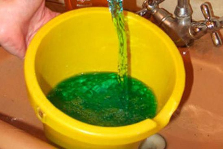 Барнаульцев попросили сообщать о зеленой воде из крана