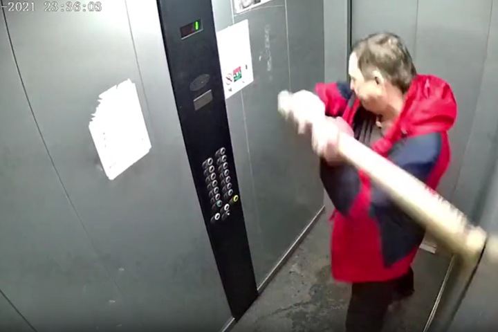 Мужчина подрался с лифтом в Красноярске