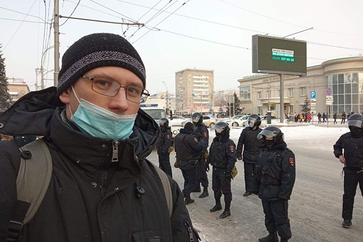 Уволенный за акцию протеста 23 января преподаватель новосибирского колледжа хочет вернуться на работу