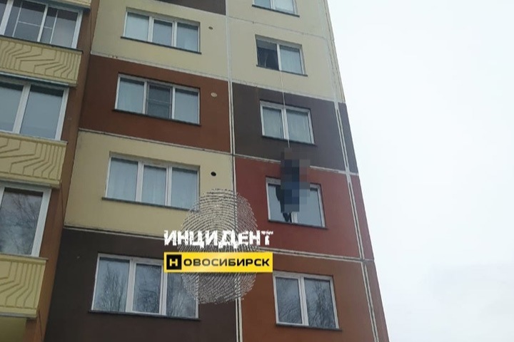Труп за окном: СК проверяет повисшее на стене новосибирской многоэтажки тело