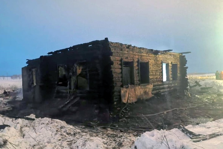 Трое мужчин погибли при пожаре в Новосибирской области из-за курения