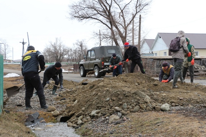 МЧС рекомендует жителям Хакасии самим строить каналы и насыпи, чтобы их дома не затопило