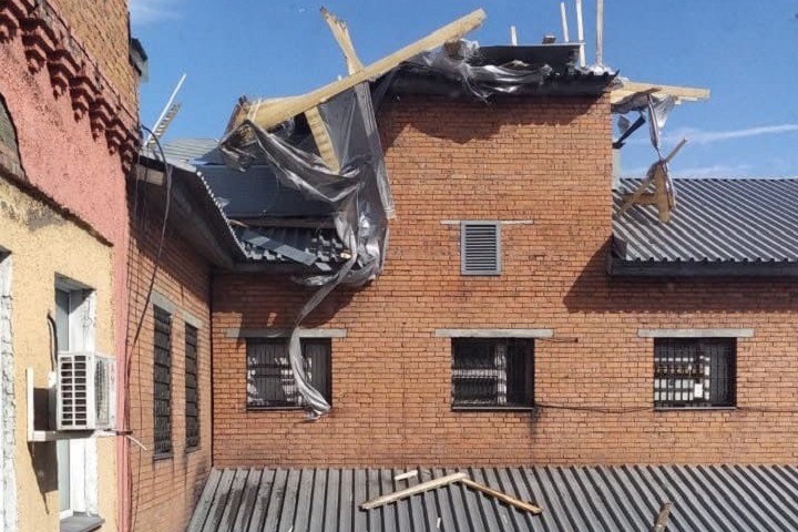 Зданию полиции в Кузбассе сорвало крышу