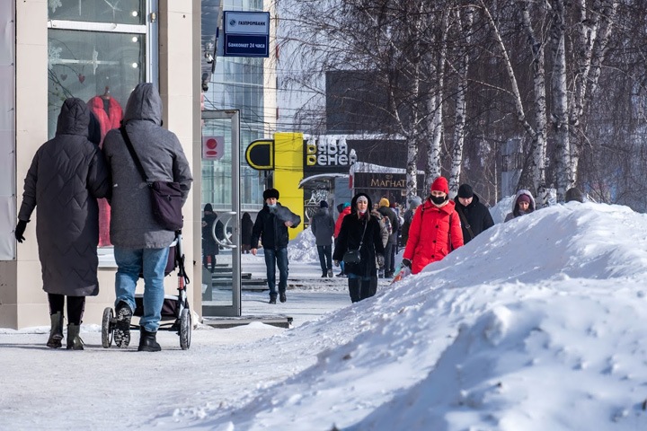 Осужденных привлекли бесплатно убирать снег с улиц Новосибирска
