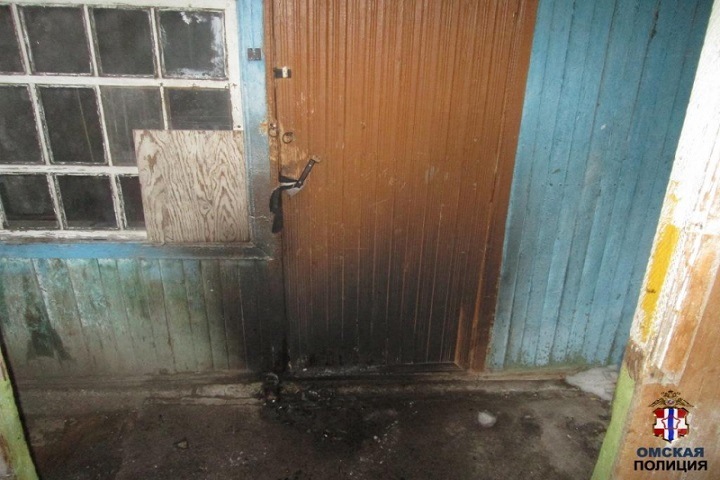 Житель Омской области поджег односельчанину дверь из мести