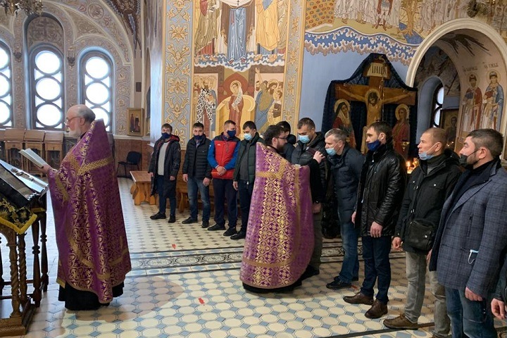 Новосибирские священники помолились за бойцов ММА