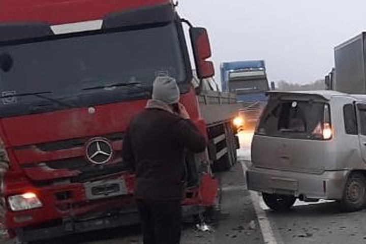 Женщина погибла в ДТП с грузовиком под Новосибирском