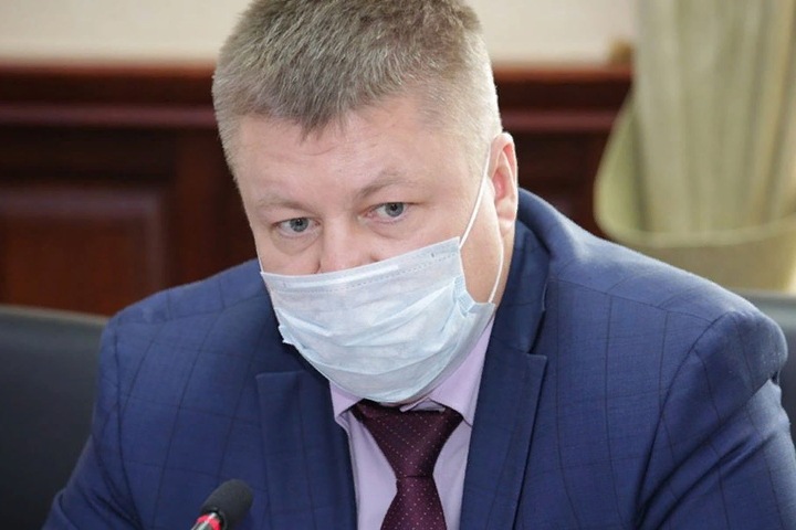Алтайский губернатор уволил обвиняемого во взятках главу минздрава