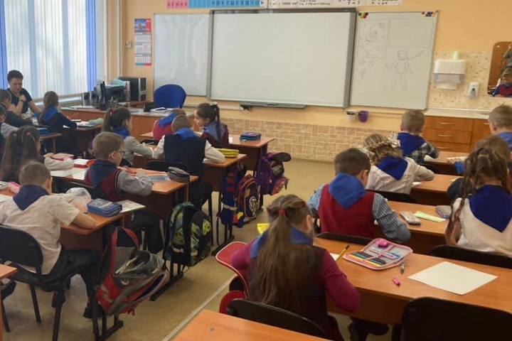 Новосибирские школьники надели синие платки в поддержку детей с аутизмом