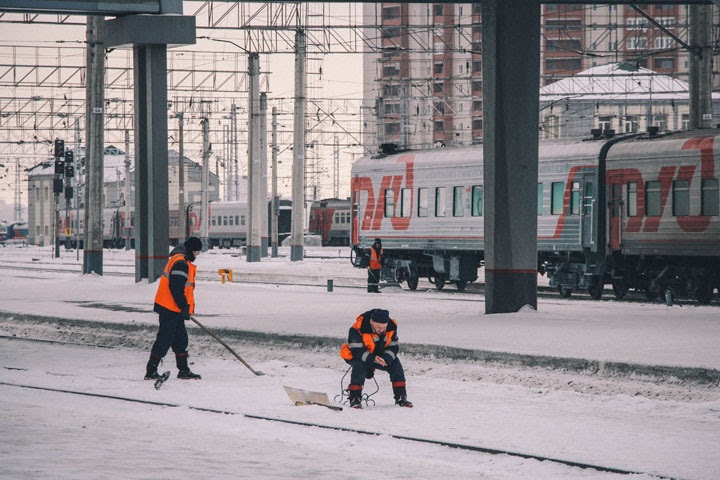 Сотрудников вокзала «Новосибирск-Главный» обвинили в подвозе поездов к платформам с киосками за взятки