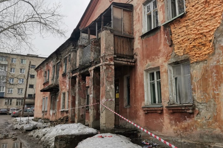 Стена жилого дома обрушилась в Барнауле