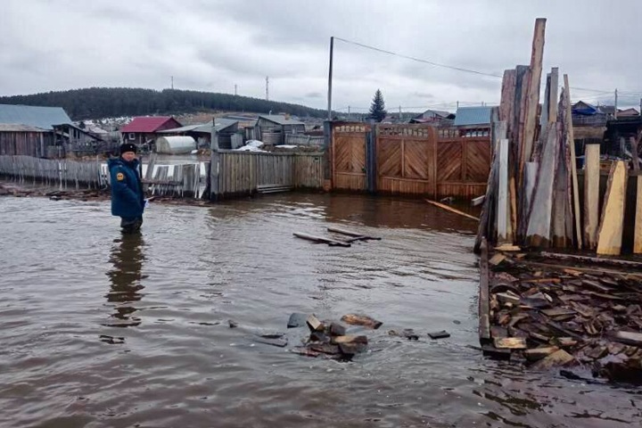 Река начала затапливать жилье в Иркутской области