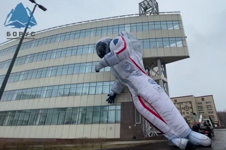 17-метрового надувного космонавта порвало ветром в Красноярске