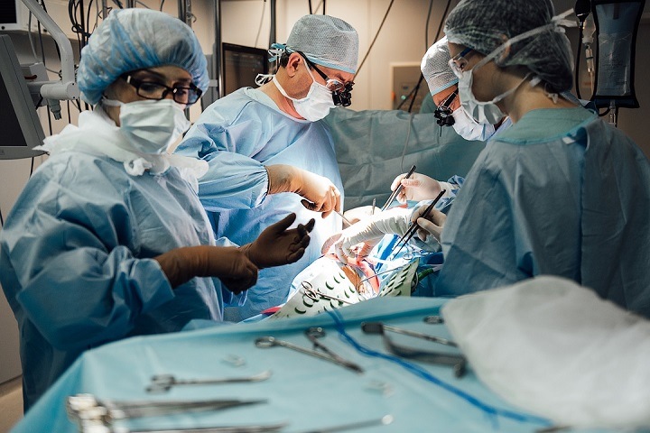 Новосибирские хирурги провели уникальную операцию на сердце без разрезания грудины