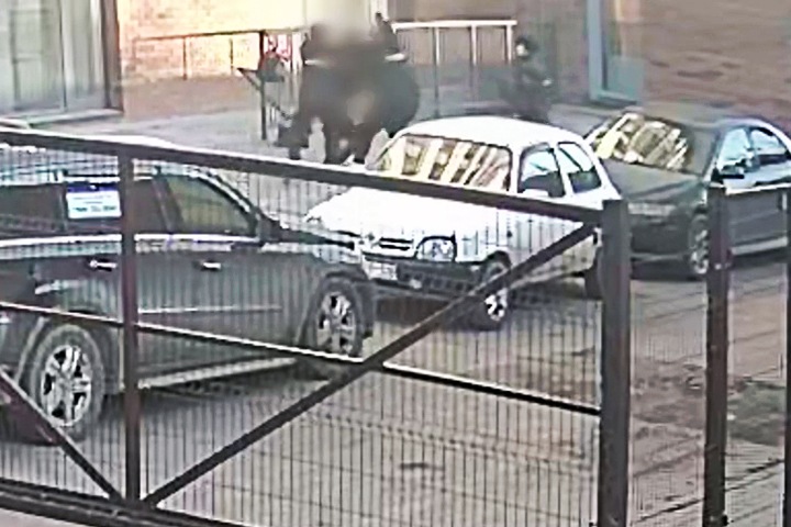Барнаульские полицейские поймали выпрыгнувшую из окна после группового изнасилования
