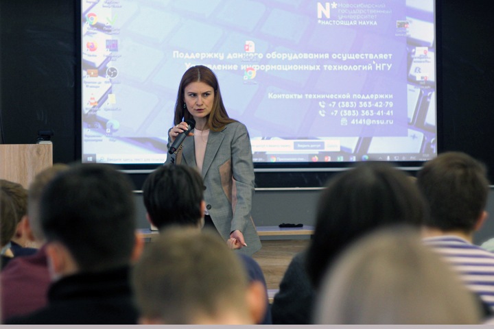 Как студенты НГУ встретили Бутину после сюжета о Навальном: «Она не отвечает на вопрос»