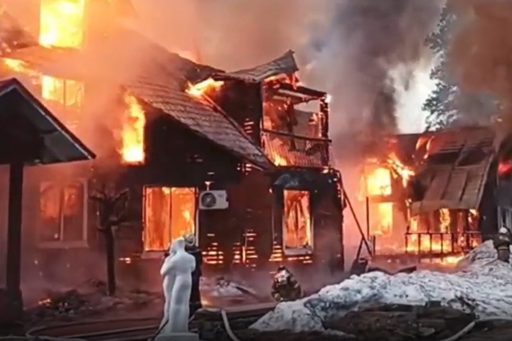 Парк-отель сгорел на Алтае. Уничтожено два корпуса