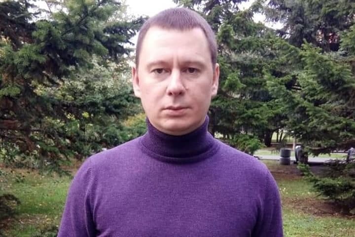 Задержан журналист, уволенный с госканала после требования тушить лесные пожары. Он выпустил расследование о новосибирских единороссах
