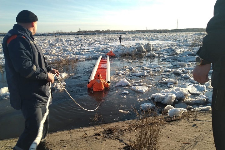 Женщину унесло на льдине во время селфи на реке в Томске