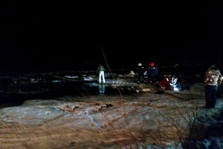 Машина с полицейскими провалилась под лед в Иркутской области