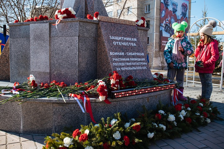 Мемориальную доску в честь ликвидаторов аварии на Чернобыльской АЭС открыли в Новосибирске