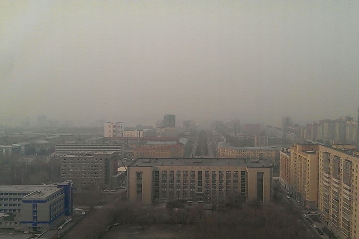 Дым от пожаров окутал Новосибирск
