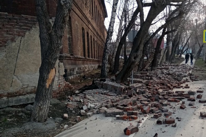 Стена психбольницы рухнула в Новосибирске