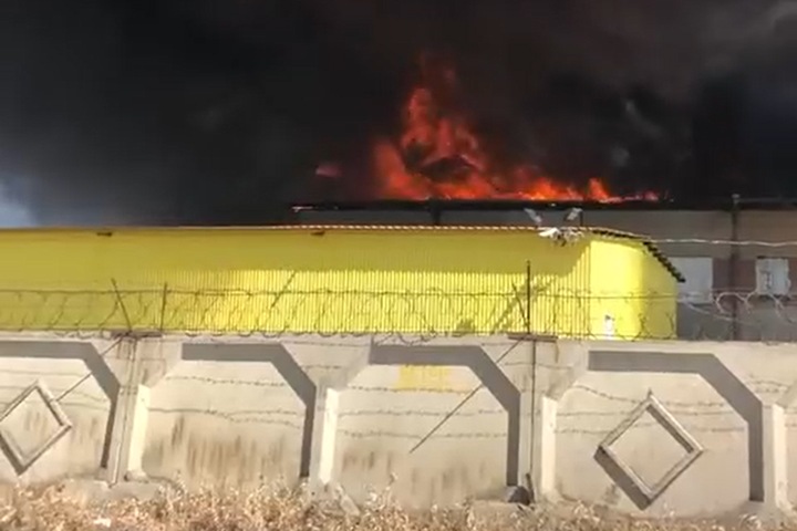 Мебельная фабрика загорелась в Усолье-Сибирском