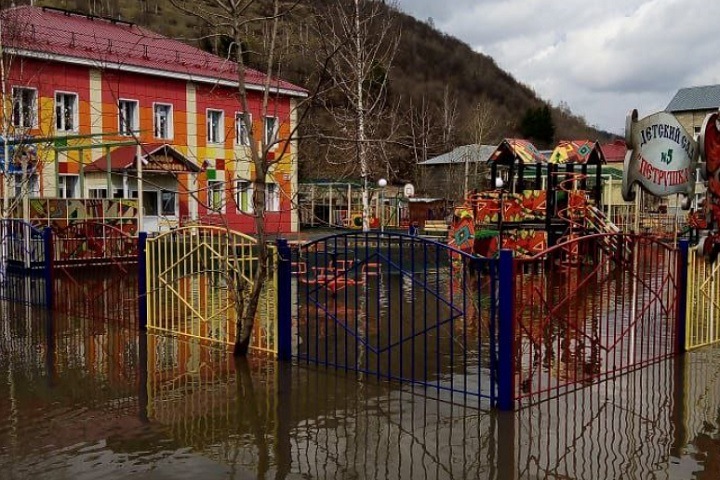 Юг Кузбасса затопило: люди пересаживаются на лодки