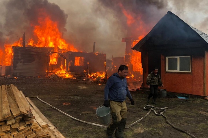 Гостевые дома загорелись в курортной местности Бурятии