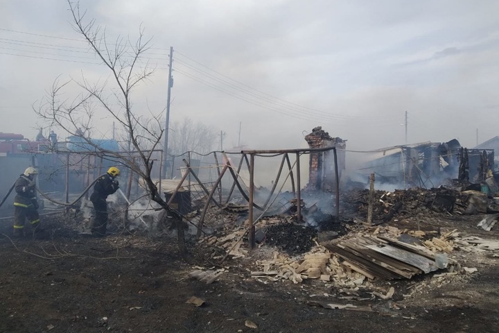 Пожары уничтожили пять домов в омском селе
