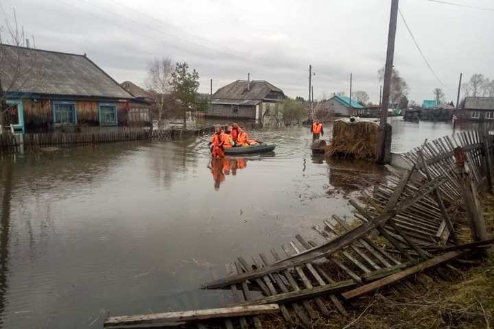 Три села и участки дорог подтоплены в Алтайском крае