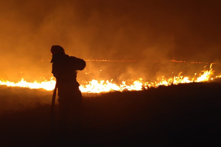 Жители кузбасского поселка всю ночь охраняли его от пожара