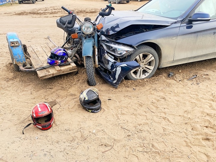 Трое красноярских школьников на мотоцикле «Урал» и водитель BMW без прав устроили аварию