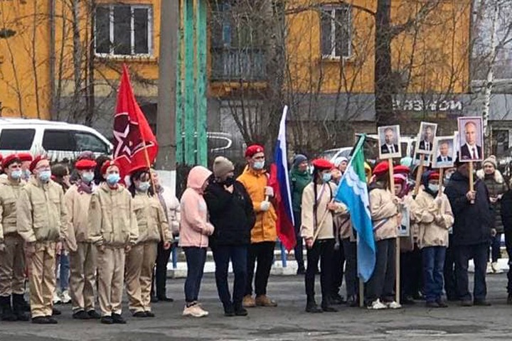 Иркутских школьников отправили на митинг с портретами Путина