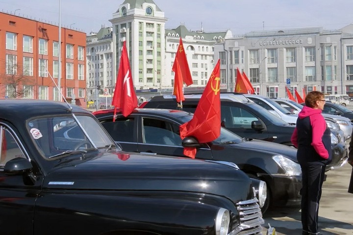 Новосибирских коммунистов оштрафовали за автопробег с красными флагами