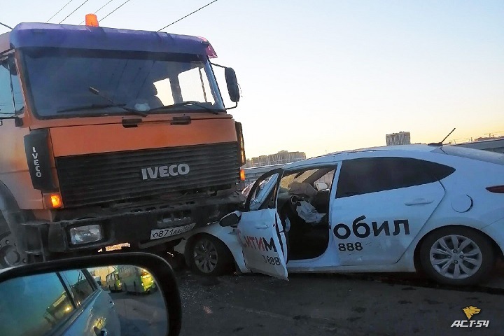 Грузовик столкнулся с такси в Новосибирске